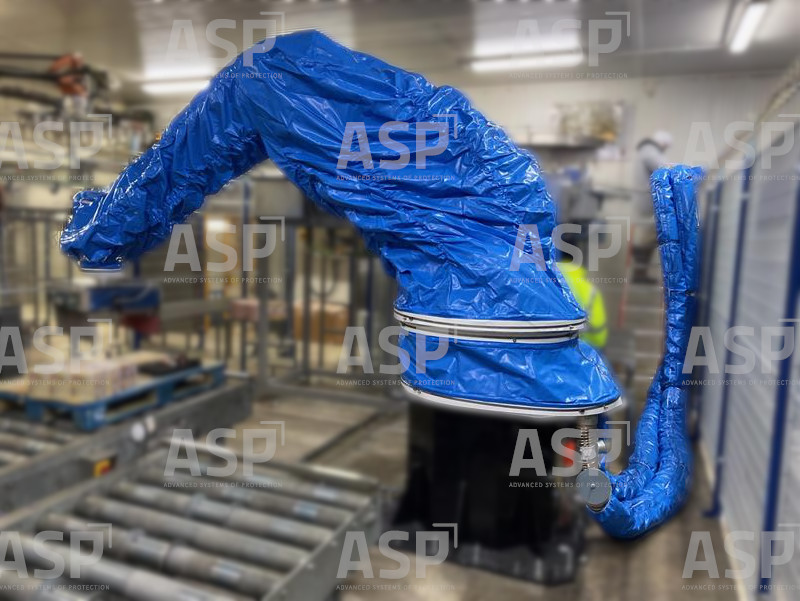 Robot geschützt durch eine blaue ASP-Hülle in einer Klimakammer.
